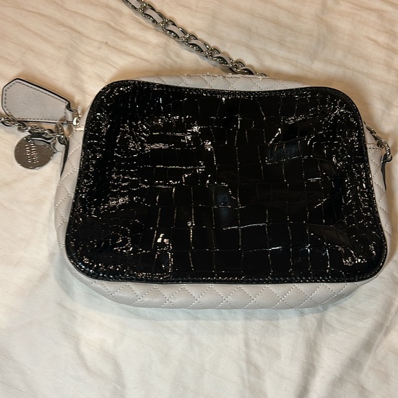 GUESS Purse black with sliver chain - Picture 8 of 13